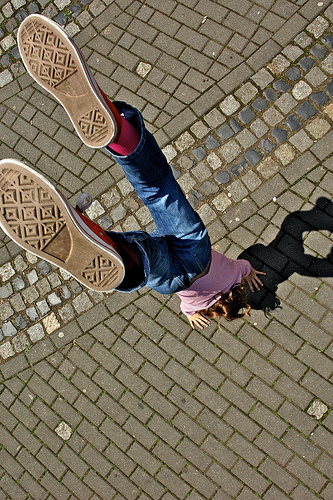 Handstand! (Via <a href="http://www.flickr.com/photos/10secondburn/560282562/">10secondburn</a>.)